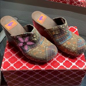 Rocket Dog Clogs “Like New”
